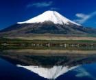 Яма вулкан Фудзи является самой высокой горой в стране с 3776 метра Японии